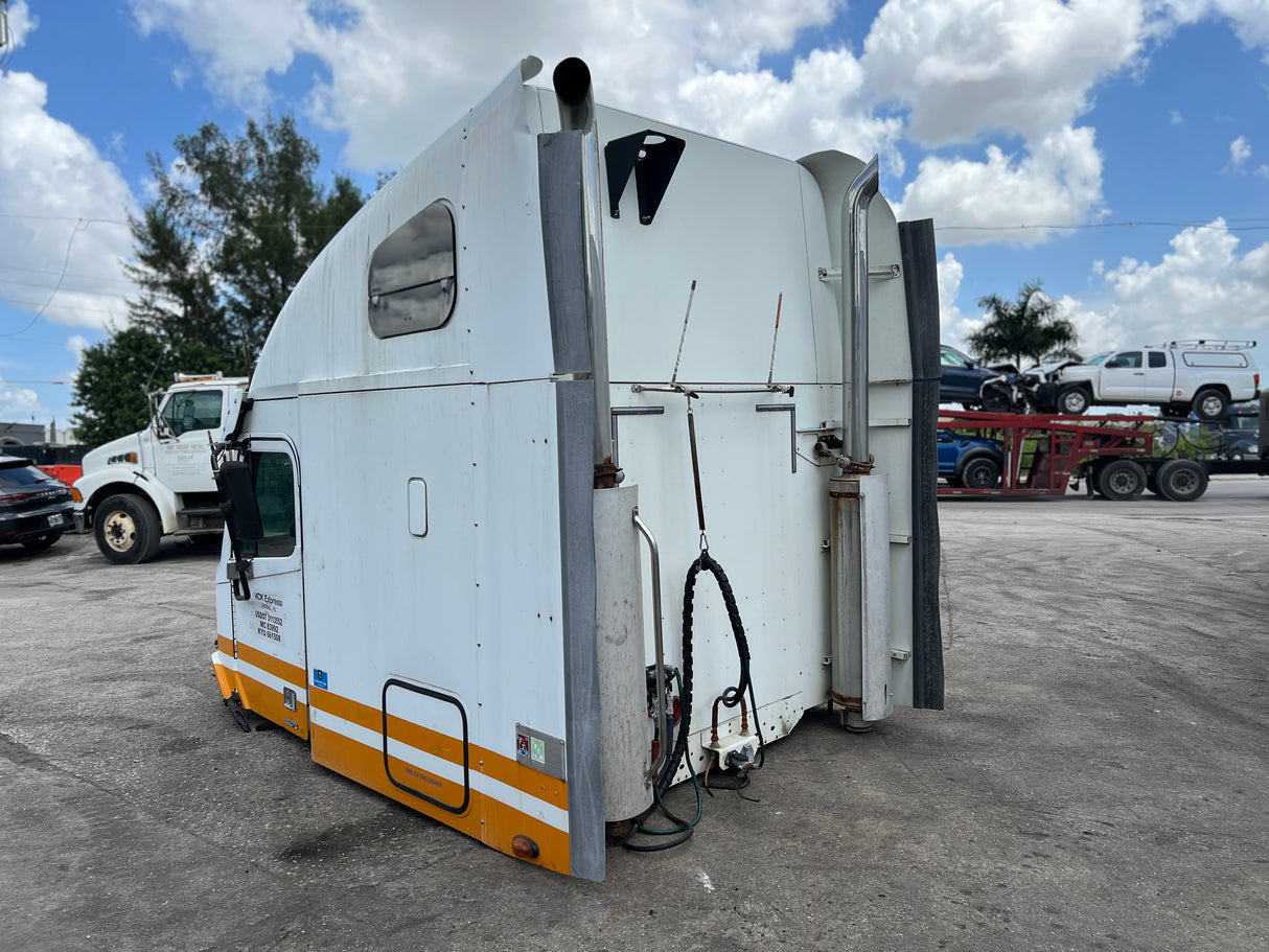 2004 Freightliner Columbia 120 Conventional CAB