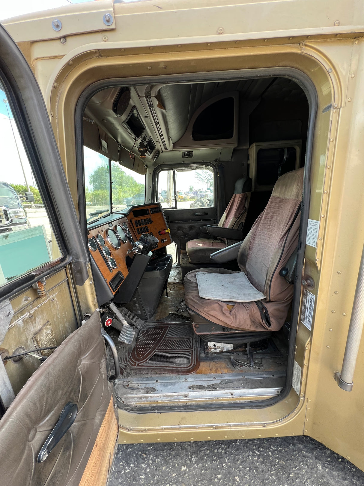 1997 International 9200 SBA Cab For Sale