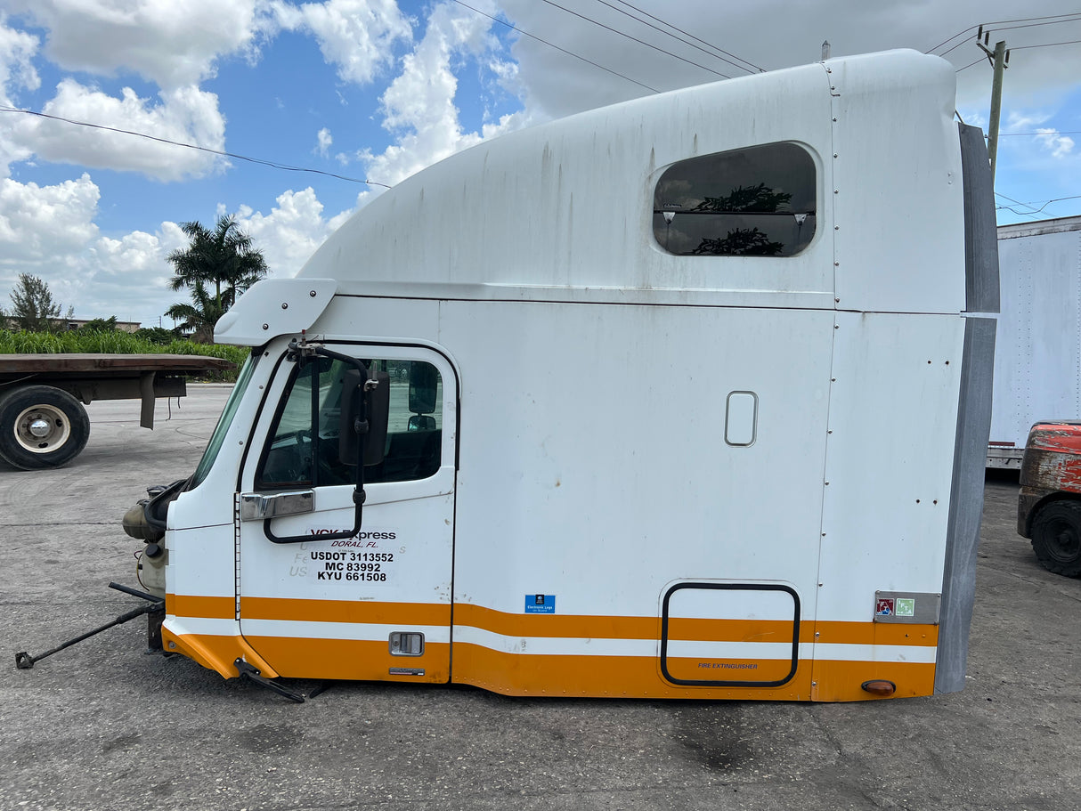 2004 Freightliner Columbia 120 Conventional CAB
