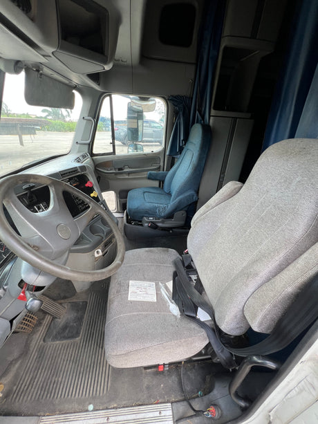 2004 Freightliner Columbia 120 Conventional CAB