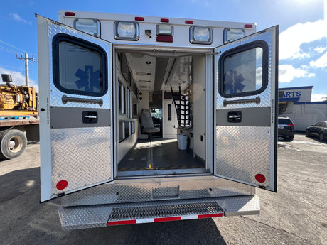 2009 FORD E450 SUPER DUTY Full-Size Van Ambulance/ Truck