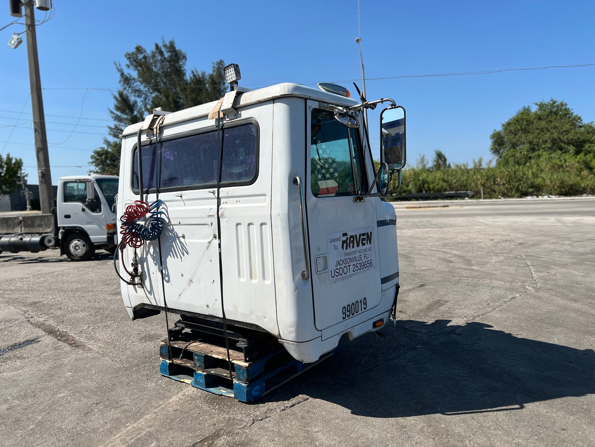 Volvo VNL Cab