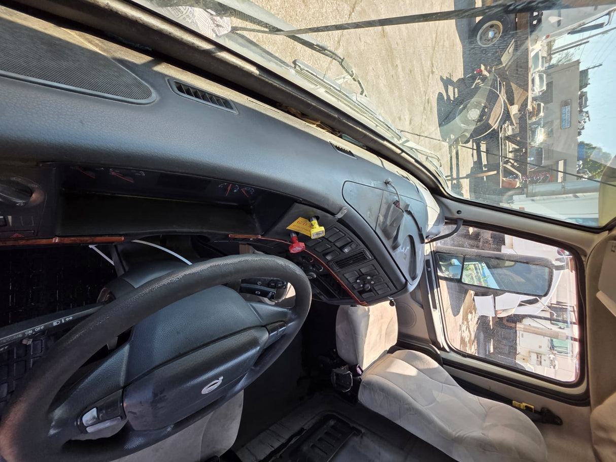2006 VOLVO VNL CONVENTIONAL NEW GENERATION CAB FOR SALE