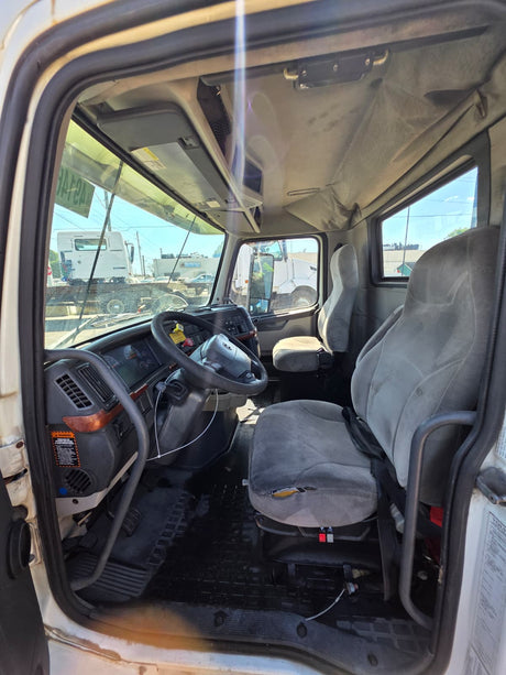 2006 VOLVO VNL CONVENTIONAL NEW GENERATION CAB FOR SALE